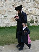 op weg naar de synagoge