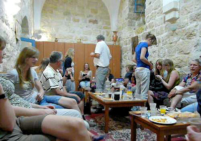 In de gemeenschapsruimte van Maison d’Abraham In de gemeenschapsruimte van Maison d’Abraham