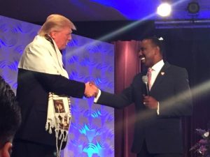 Donald Trump met een gebedsmantel